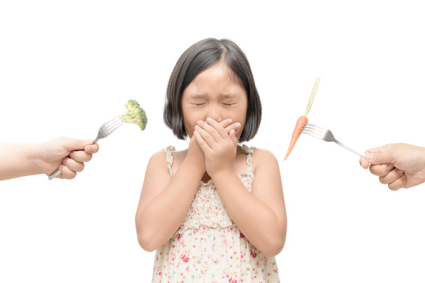 asiatique enfant fille avec expression de dégoût contre légumes i
 - Photo, image