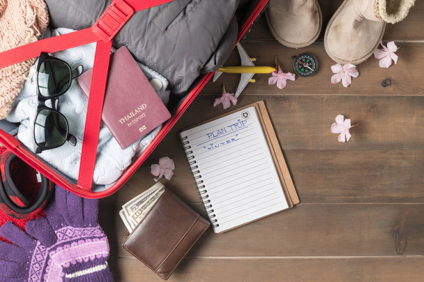 Planificar el viaje en el cuaderno y preparar accesorios y artículos de viaje f
 - Foto, imagen
