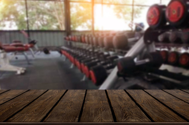 Mesa de madera sobre fondo borroso de gimnasio gimnasio interior de mo
 - Foto, Imagen