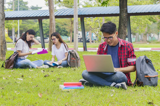 Grup Üniversitesi Asya öğrenci açık havada, eğleniyor kullanan adam - Fotoğraf, Görsel