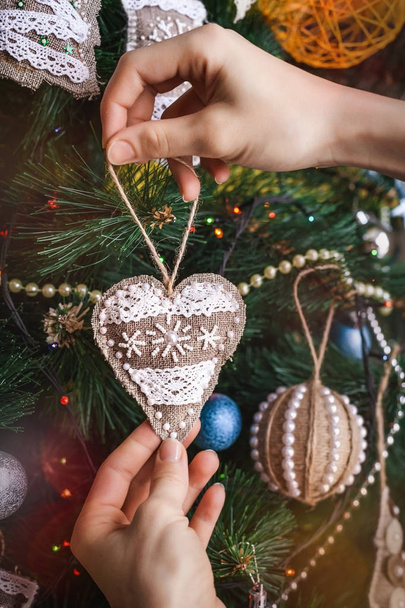 Hipster hands with Christmas sackcloth heart - 写真・画像