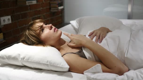 Kobieta w leżeniu łóżka myślenia i wyobrażając sobie w nocy - Materiał filmowy, wideo