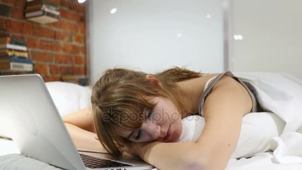 Mujer durmiendo en la cama cerca del ordenador portátil, después del trabajo
 - Imágenes, Vídeo