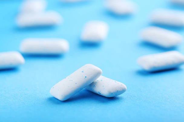  gums on blue background - Foto, Imagem
