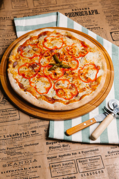 pizza avec mozzarella, poivron doux et poivrons épicés
 - Photo, image