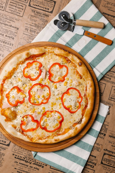 Pizza al formaggio con semi di mais e pepe dolce
 - Foto, immagini