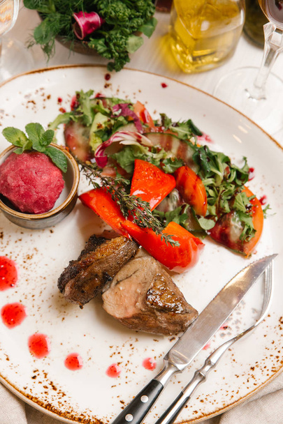 Dossier de canard rôti servi avec sorbet aux myrtilles rouges et salade de légumes
 - Photo, image