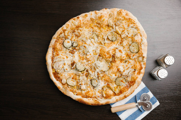 Pizza au poulet, cornichons, oignons, fromage et maïs
 - Photo, image