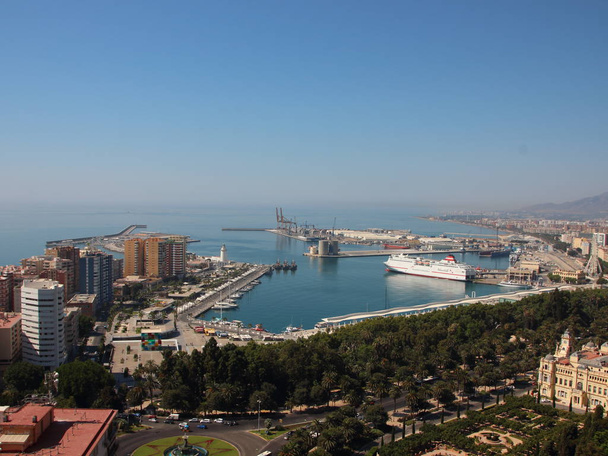Porto de Málaga Espanha com Misty Horizon
 - Foto, Imagem