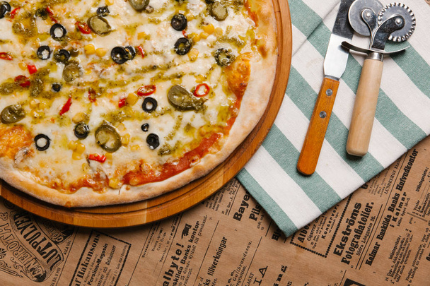Vue rapprochée de pizza aux olives, mozzarella et morceaux de jalapeno
 - Photo, image