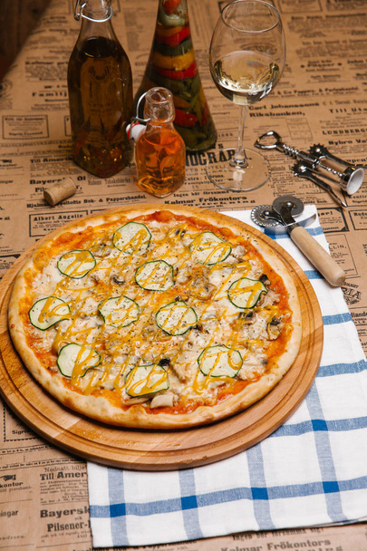Pizza avec tranches de courgettes, champignons et sauce moutarde sur le dessus
 - Photo, image
