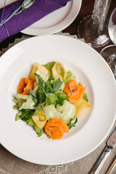 Salaatti kesäkurpitsan viipaleilla, lohella, rucolalla ja juustolla
 - Valokuva, kuva