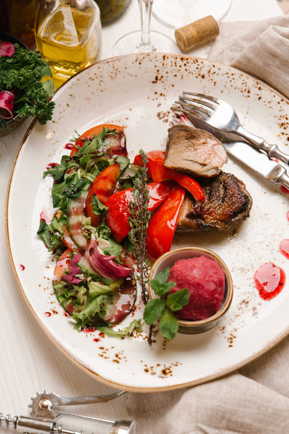 Soubor pečená kachna podávaná s červeným borůvkový sorbet a zeleninový salát - Fotografie, Obrázek