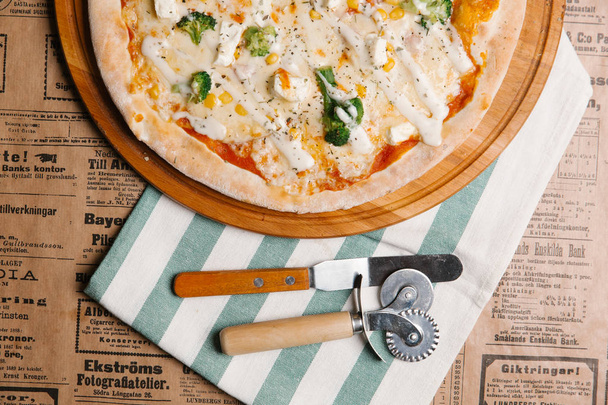 Meat-free pizza with broccoli, corn seeds and feta  - Φωτογραφία, εικόνα