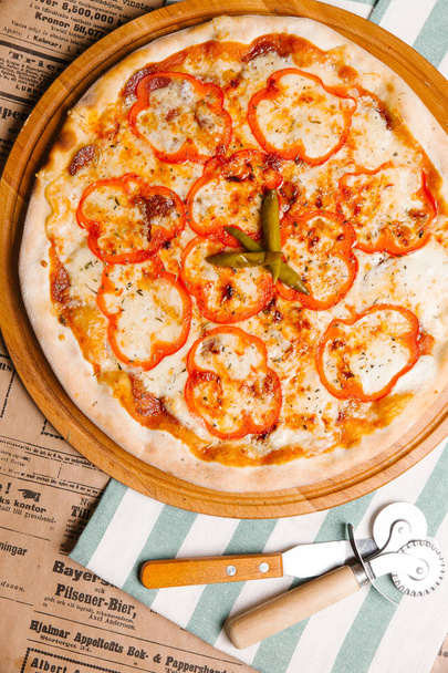pizza met mozzarella, paprika en pittige paprika - Foto, afbeelding