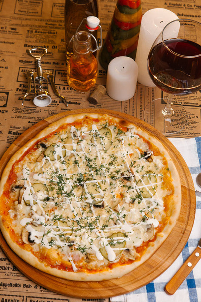Pizza z mozzarella, pieczarki, ogórki i sos majonezowy i koperek na górze - Zdjęcie, obraz