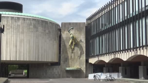 Duvara - Gothic temalı heykel bir bina, Newcastle upon Tyne üzerinde asılı bir adam heykeli  - Video, Çekim