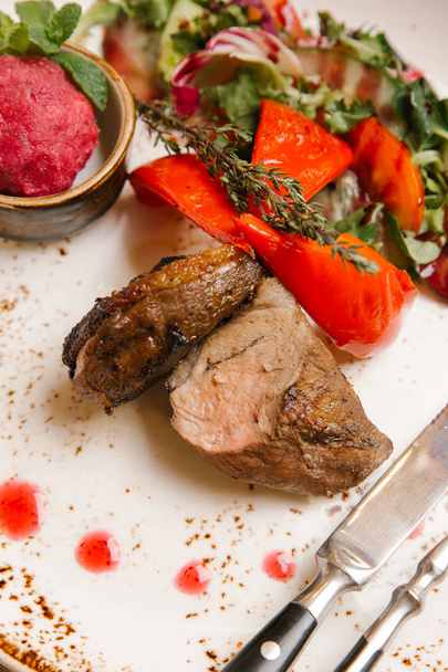 Жареная утка подается с красной черникой сорбет и овощной салат
 - Фото, изображение