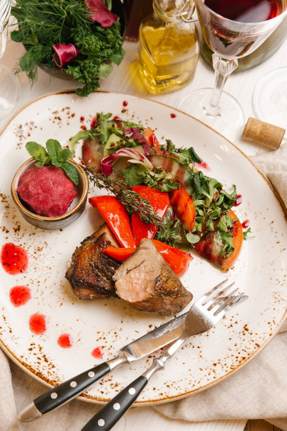 Жареная утка подается с красной черникой сорбет и овощной салат
 - Фото, изображение