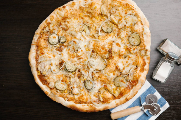 Pizza mit Huhn, Essiggurken, Zwiebeln, Käse und Mais - Foto, Bild