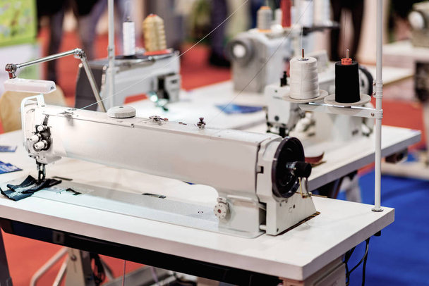 Close up van naaimachine in de fabriek - Foto, afbeelding