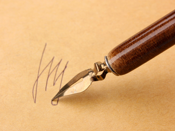 署名 （偽、本物ではない） と古い紙の上のインクのペンのクローズ アップ - 写真・画像