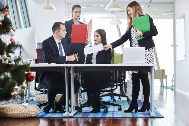 Business people in modern office - Foto, Imagem
