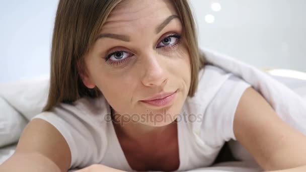 Detailní záběr ženy v hněvu ukazovat prostředníček, ležící v posteli - Záběry, video