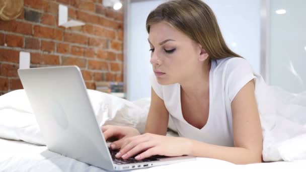 Mal de tête, Femme fatiguée travaillant sur un ordinateur portable au lit
 - Séquence, vidéo