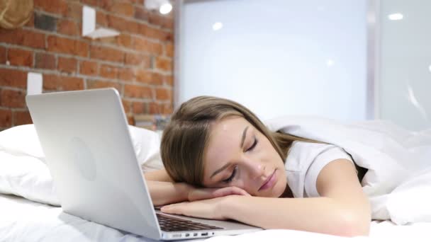 Γυναίκα ύπνο στο κρεβάτι κοντά στο φορητό υπολογιστή, μετά την εργασία - Πλάνα, βίντεο