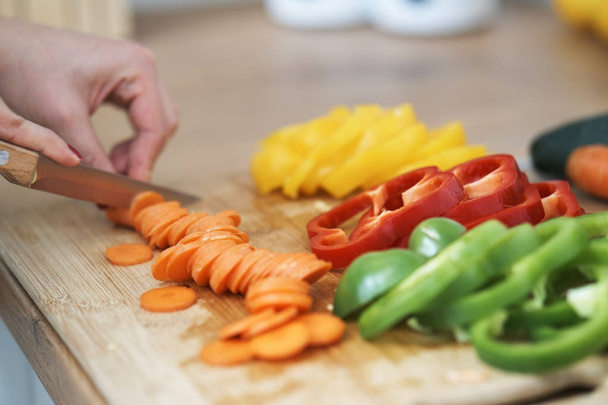 女性が台所で野菜を調理  - 写真・画像