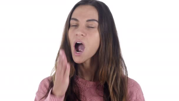 Mujer latina joven cansada bostezando en el trabajo, fondo blanco
 - Metraje, vídeo