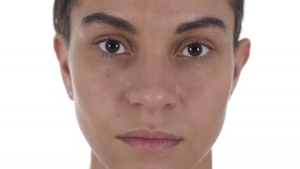Close Up van ernstige Latijnse meisje gezicht, witte achtergrond - Video
