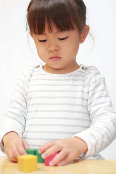 Japanese girl playing with blocks (3 years old) - Fotó, kép