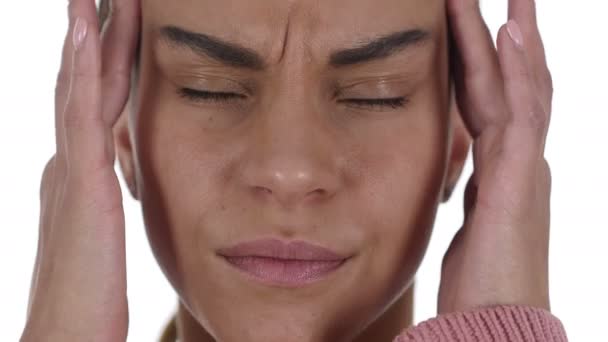 Kopfschmerzen, verärgert angespannt junge Mädchen weißen Hintergrund - Filmmaterial, Video