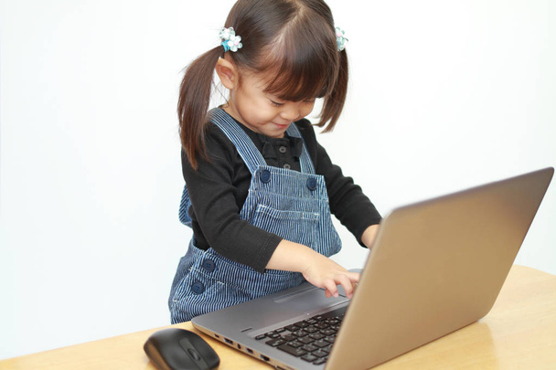 使用ノート Pc (3 歳の日本の女の子) - 写真・画像