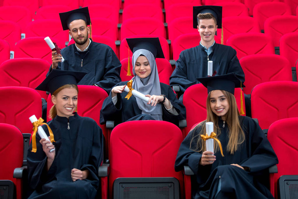 Groupe d'étudiants diplômés internationaux diversifiés Célébration, assis et debout, concept
 - Photo, image