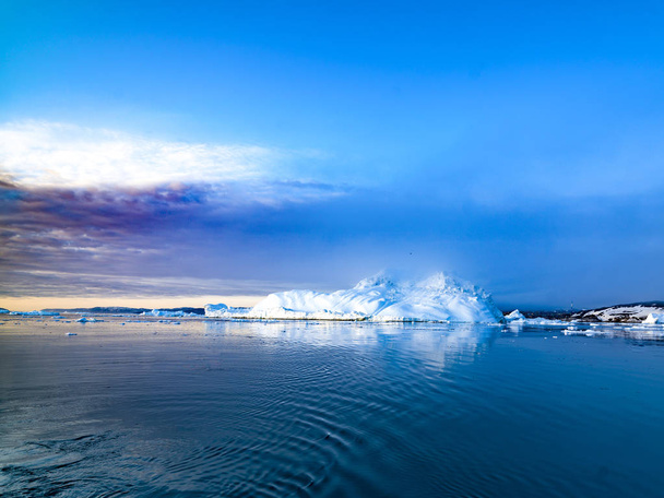 Arctische ijsbergen op de Noordelijke IJszee in Groenland - Foto, afbeelding