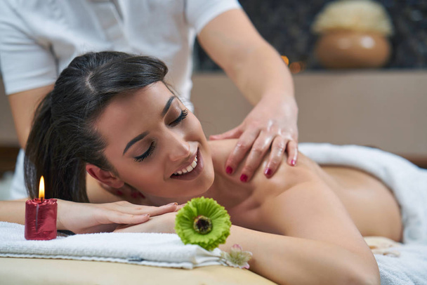 mujer disfrutando relajante masaje de espalda en cosmetología centro de spa
.  - Foto, imagen
