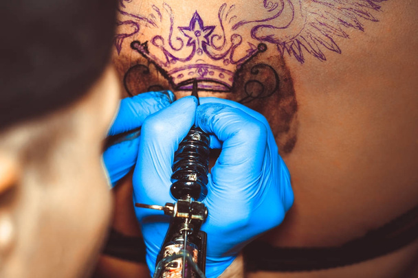 master tatuaggio donna sulla schiena
 - Foto, immagini