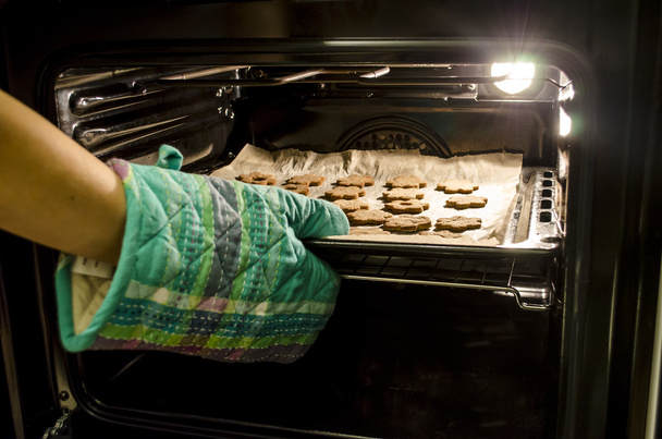 gebakken koekjes in de oven - Foto, afbeelding