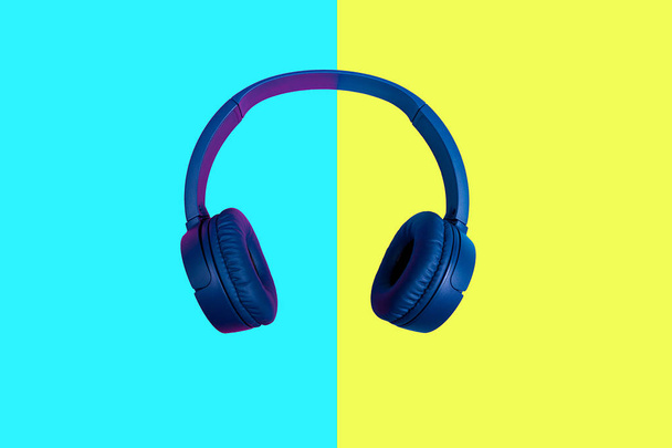 Canlı renk arka plan üzerinde kablosuz kulaklıklar Üstten Görünüm - Fotoğraf, Görsel