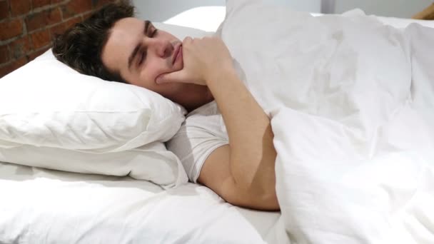 Man in liggend in Bed te denken en te verbeelden nachts - Video
