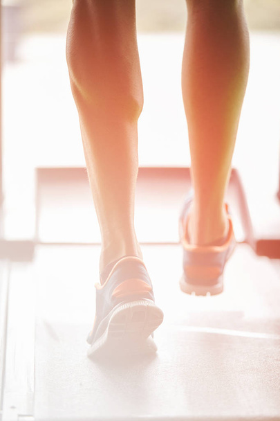 Athletic Runner Running on Treadmill in Gym - Zdjęcie, obraz
