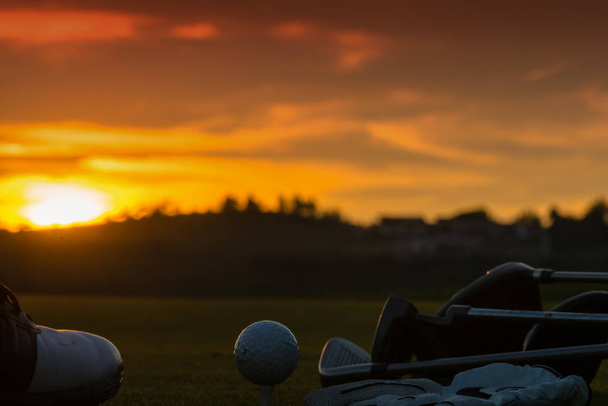 Çimenlerin üzerinde çanta Golf Kulübü ve Golf topu - Fotoğraf, Görsel