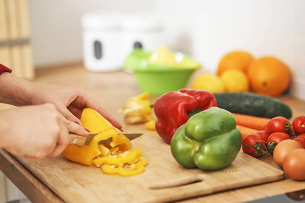 nainen ruoanlaitto vihanneksia keittiössä
  - Valokuva, kuva