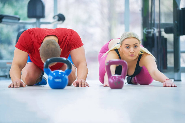 Skupina s funkční fitness trénink s kettlebell v tělocvičně sportovní - Fotografie, Obrázek