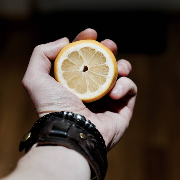 citronová šťáva v ruce - Fotografie, Obrázek