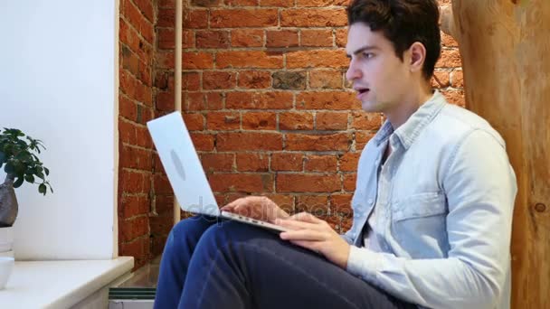 Розлючений молодий чоловік працює на ноутбуці
 - Кадри, відео
