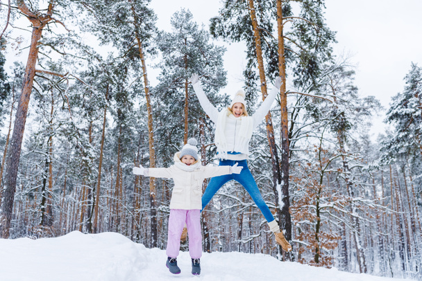 madre e hija divirtiéndose juntas en el parque de invierno
 - Foto, Imagen